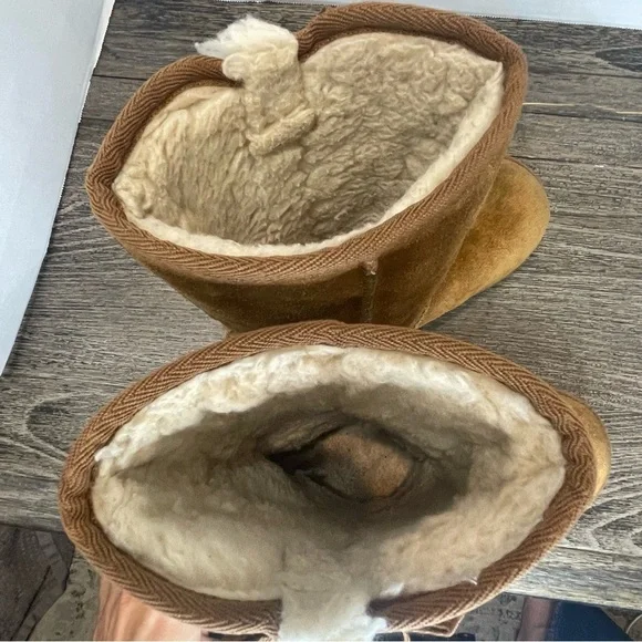 Koolaburra by UGG Brown Suede Footwear. No tag- approximately size 7.pre-owned. - Picture 10 of 14